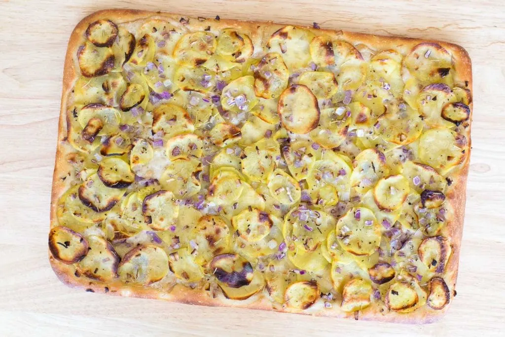 https://www.thecuriouschickpea.com/wp-content/uploads/2017/05/vegan_potato_pan_pizza-2.jpg.webp